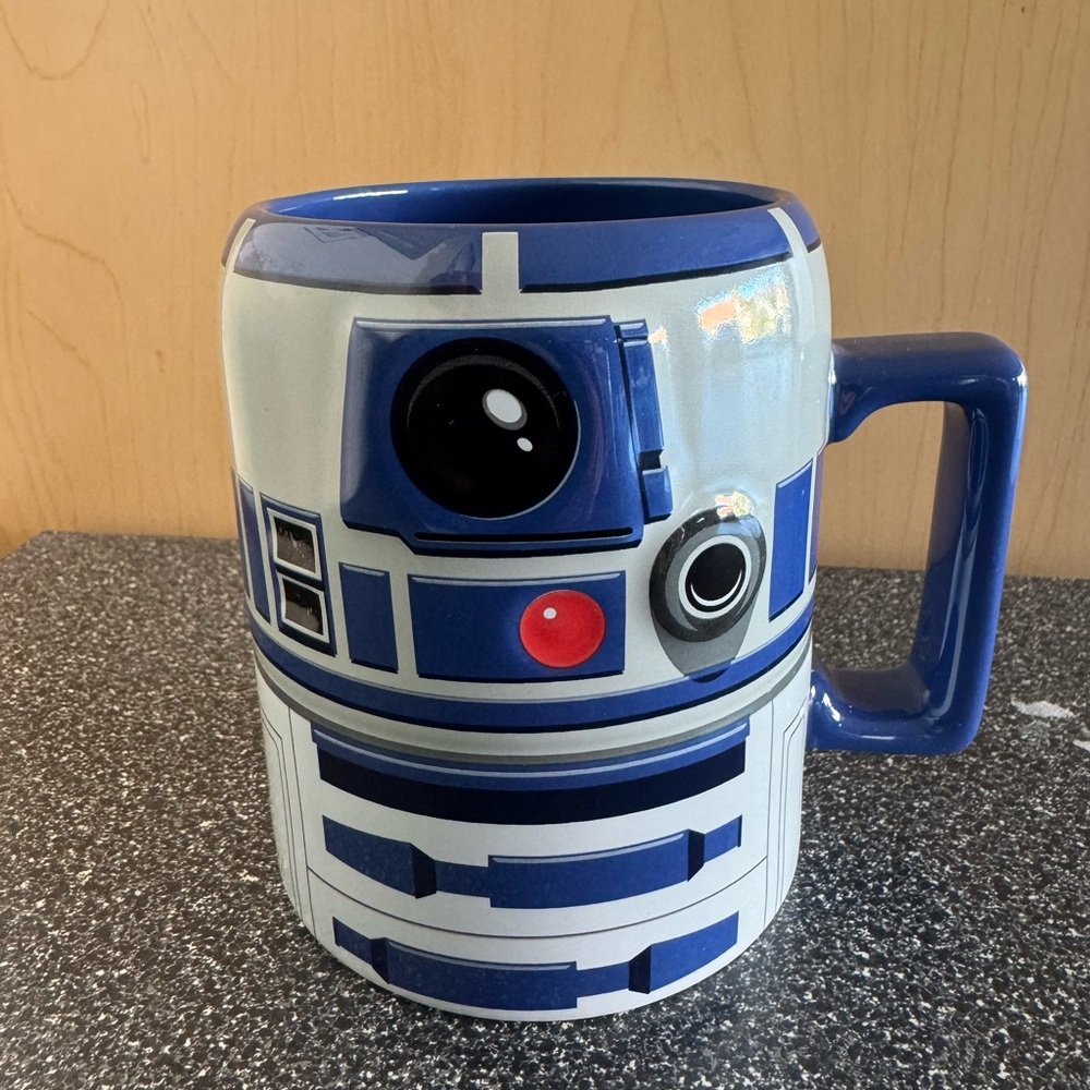 Star Wars R2D2 ceramic coffee mug cup Disney store Lucas films 16 oz.